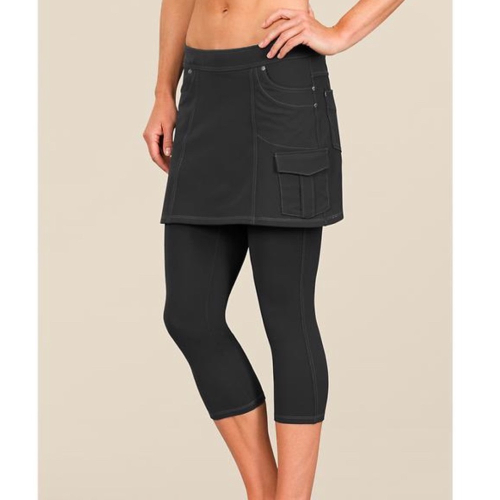Athleta black Bettona 2 in 1 skirted capris